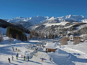 A ski resort with a chairlift, snow-covered slopes, and a mountain backdrop. - Cosy apartment for 4 people with hot tub, WIFI, TV, terrace, pets allowed and panoramic view (Madesimo)