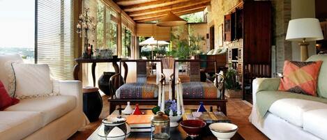 Smart TV, fireplace, DVD player, offices