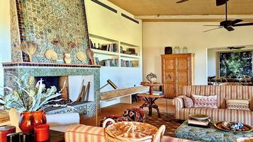 Smart-TV, Kamin, Videospiele, DVD-Player