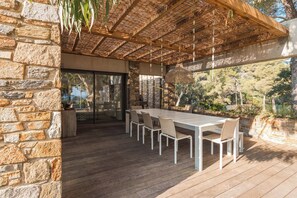 Outdoor dining - Elegant Villa Overlooking Gaou Bay (Bormes-les-Mimosas)
