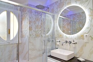Chuveiro, secador de cabelo, toalhas de banho 