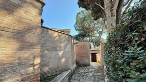 Un stretto sentiero in mattoni che conduce a un edificio con un piccolo ingresso.