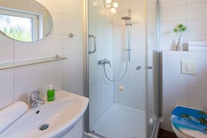 Shower, hair dryer - Beach flea in the holiday home Meeresblume (Norddeich)