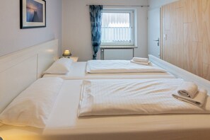 2 bedrooms, iron/ironing board, travel cot, free WiFi - Beach flea in the holiday home Meeresblume (Norddeich)