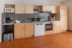 Fridge, microwave, oven, stovetop - Jakob in the Friesengeist House (Norddeich)