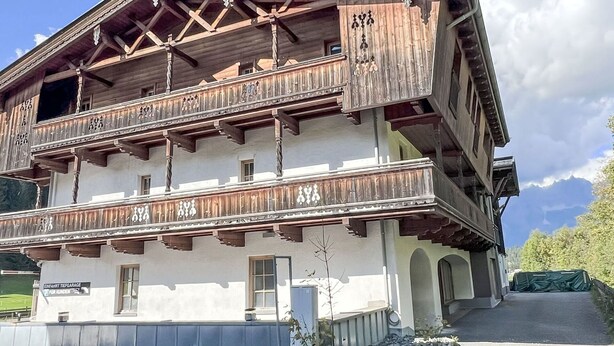 Un bâtiment traditionnel en bois, doté de plusieurs balcons et d’une enseigne indiquant qu’il s’agit d’un espace de jeux pour enfants.