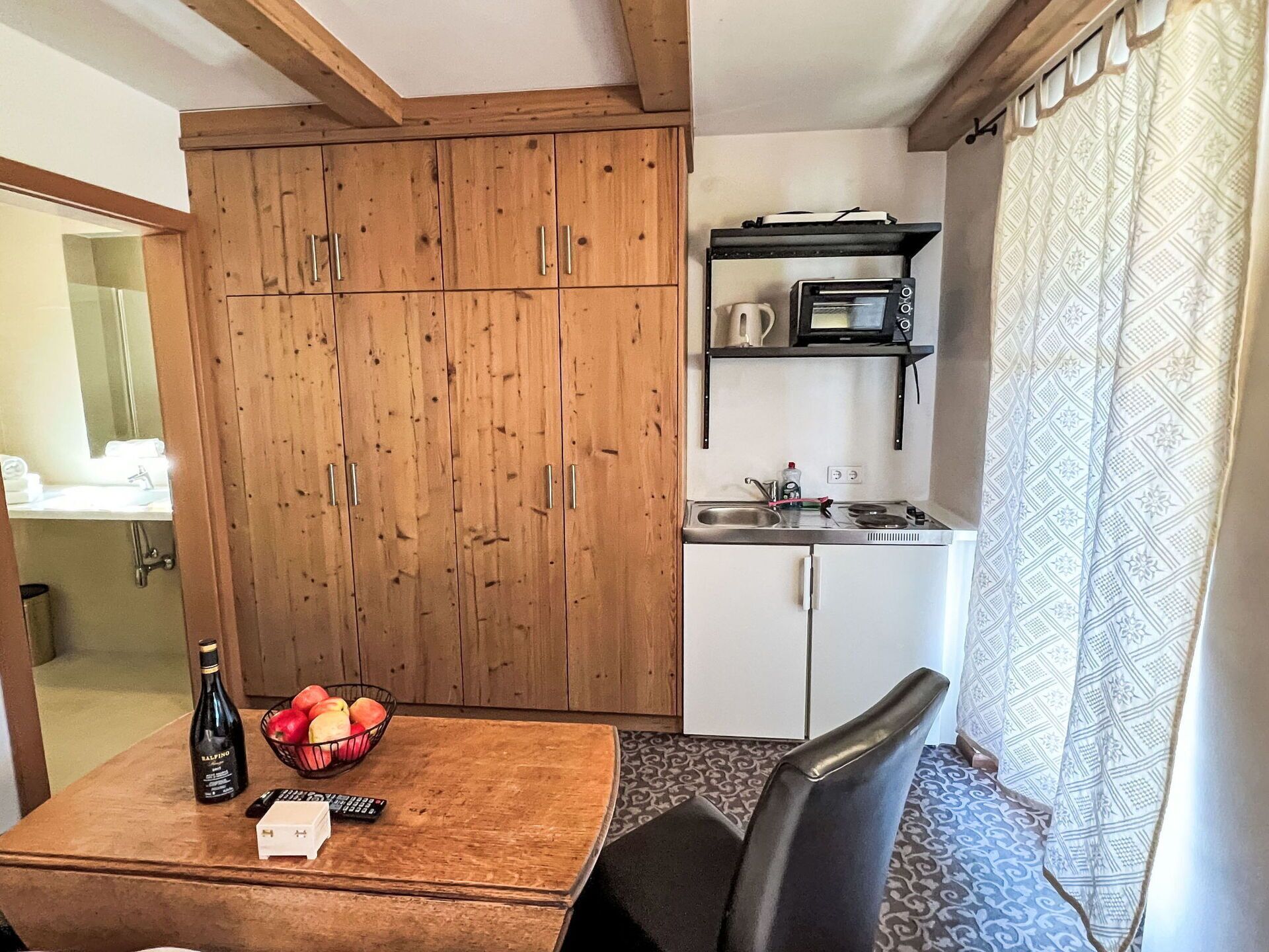 Möbel, Flooring, Holz, Fussboden, Interior Design, Schlafzimmer, Bett, Zimmer, Holzbeize, Bettdecke