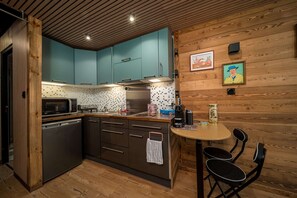 Réfrigérateur, micro-ondes, plaque de cuisson, cafetière/bouilloire