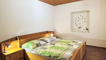 2 bedrooms, travel crib, free WiFi