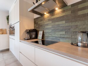 Microwave, oven, dishwasher - Beautiful  villa for 6 guests with WIFI, TV and patio (Bruges)