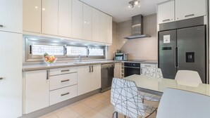 Wasserkocher mit Kaffee-/Teezubehör, Kühlschrank, Mikrowelle, Ofen