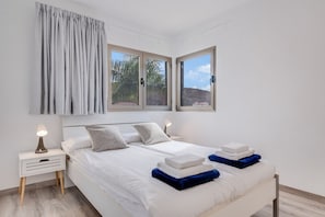 5 bedrooms, desk, iron/ironing board, travel cot