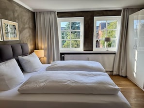 2 chambres, coffres-forts dans les chambres, fer et planche à repasser