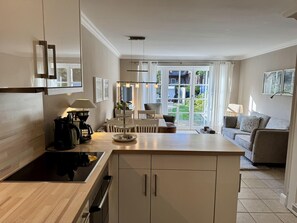 Fridge, oven, stovetop, dishwasher