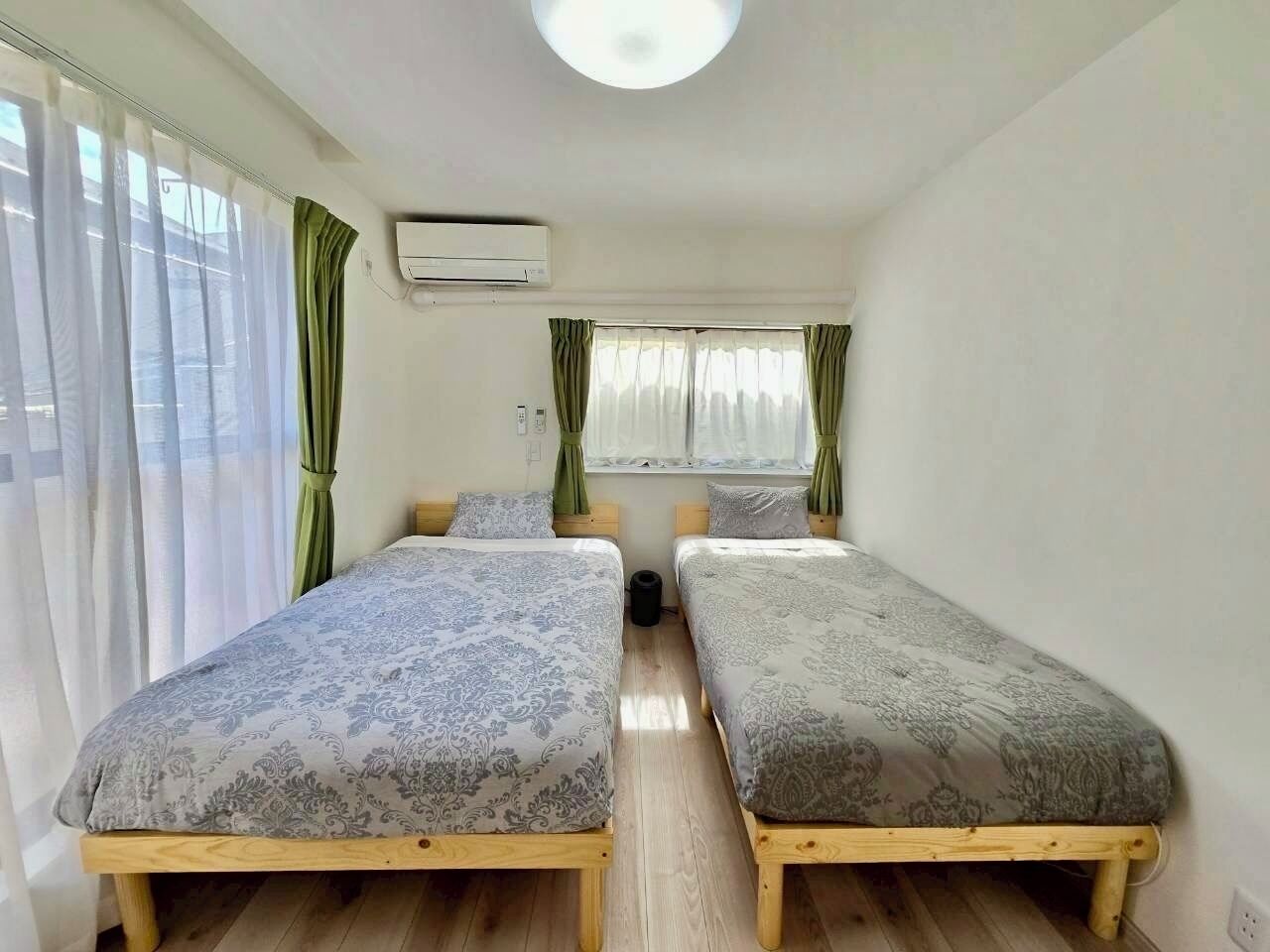 2 室のベッドルーム、デスク、アイロン / アイロン台、WiFi