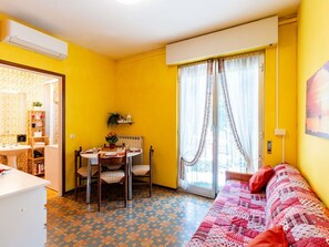 Living area - Cosy apartment for 3 guests with WIFI, A/C and pets allowed (Santo Stefano Al Mare)