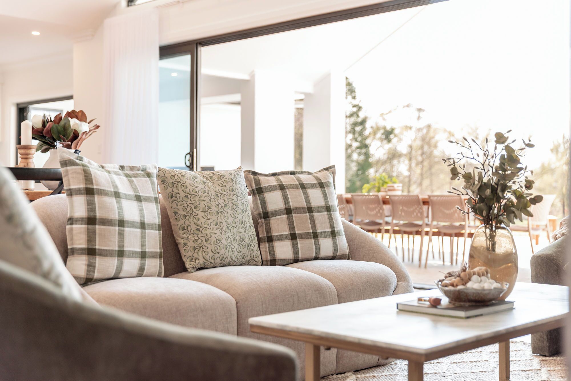 تلفزيون ذكي، مدفأة، تنس طاول ة، ستيريو