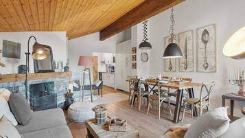 Televisión y chimenea