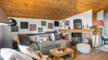 Televisión y chimenea