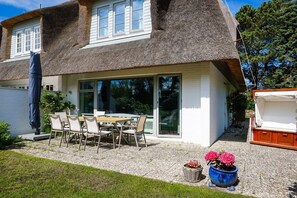 Outdoor dining - Kliiriwai 11 - Holiday home Kliiriwai 11: Comfortable retreat on Sylt with (Sylt, OT Keitum)
