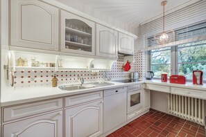 Fridge, oven, stovetop, dishwasher - Kliiriwai 11 - Holiday home Kliiriwai 11: Comfortable retreat on Sylt with (Sylt, OT Keitum)