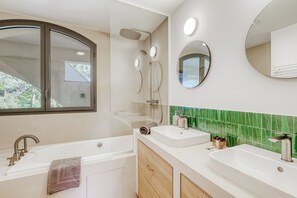 Douche, sĂšche-cheveux, serviettes fournies, savon