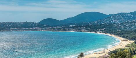 Plage, chaises longues, serviettes de plage