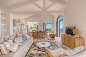 Smart-TV, Tischtennisplatte, Computerbildschirme, Drucker