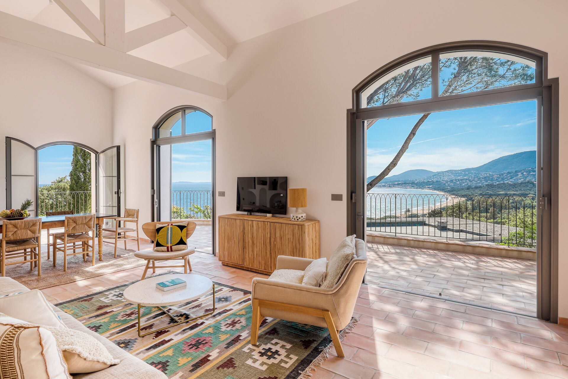 Smart-tv, een tafeltennistafel, een computerscherm en een printer