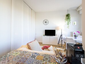 TV - Lovely apartment for 2 guests with WIFI, A/C, TV, balcony and pets allowed (Milan)