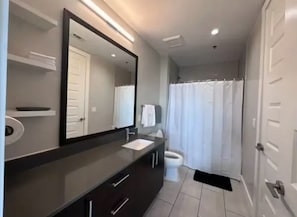 Secador de cabelo, toalhas de banho, sabonete, papel higiênico