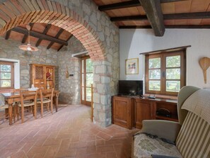 TV, fireplace - Wonderful private villa for 4 guests with A/C, TV, patio, pets allowed and panoramic view (Roccastrada)