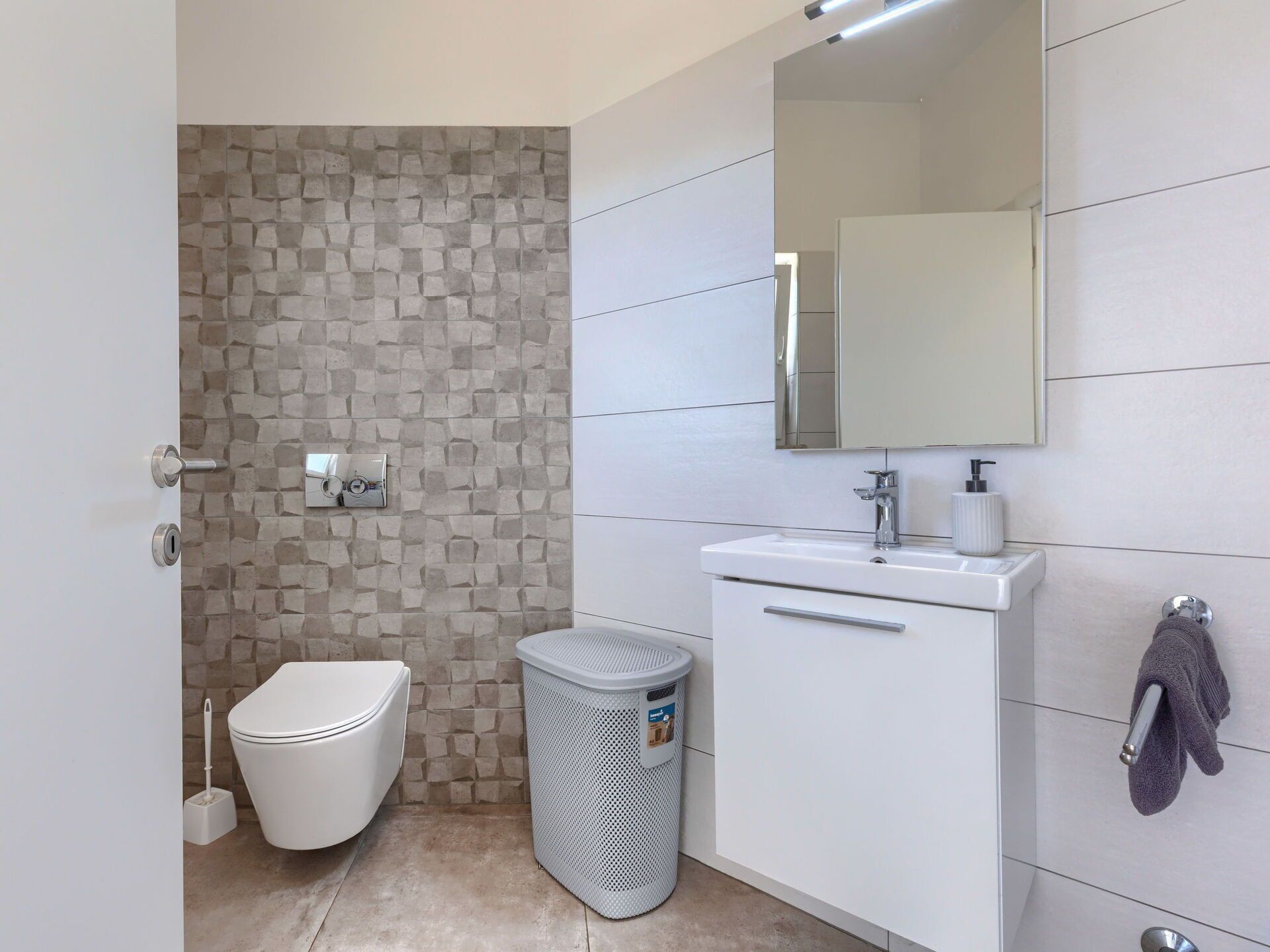 Toilet Seat, Bathroom, Flooring, Plumbing Fixture, Wall, Toilet, Floor, Interior Design, Bathroom Cabinet, Tile