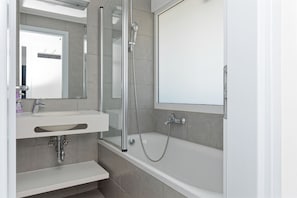 ヘアドライヤー、タオル、石鹸、トイレットペーパー