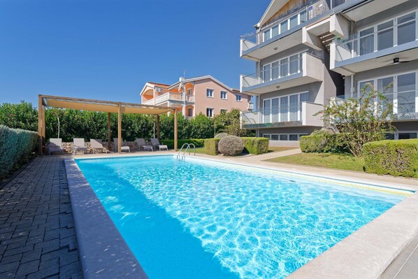 حمّام سباحة خارجي