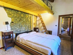 2 bedrooms, travel crib, free WiFi, bed sheets