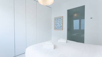 2 bedrooms, travel crib, free WiFi