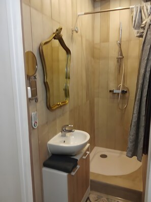 Shower, towels - Apartment 'Le Royal' (Bayeux)