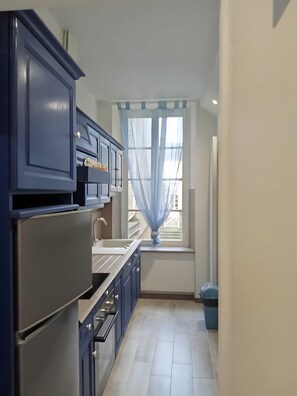 Fridge, microwave, oven, stovetop - Apartment 'Le Royal' (Bayeux)