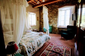 4 bedrooms, WiFi, bed sheets