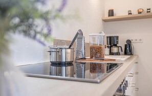 Réfrigérateur, plaque de cuisson, lave-vaisselle, cafetière/bouilloire