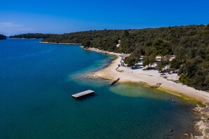 Plage à proximité, chaises longues