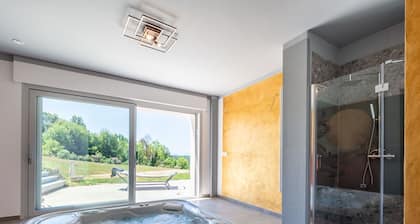Stunning private villa for 8 guests with A/C, WIFI, hot tub, TV, terrace and panoramic view