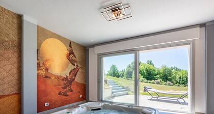 Stunning private villa for 8 people with hot tub, A/C, WIFI, TV, terrace and panoramic view