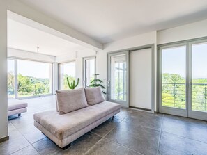 TV - Wonderful private villa for 8 people with WIFI, hot tub, A/C, TV, terrace and panoramic view (Camerano)