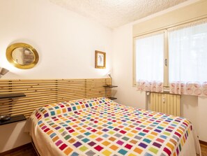 Travel cot, free WiFi