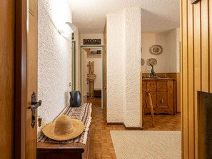 Interior - Nice apartment for 4 people with WIFI, TV, terrace and pets allowed (Madesimo)