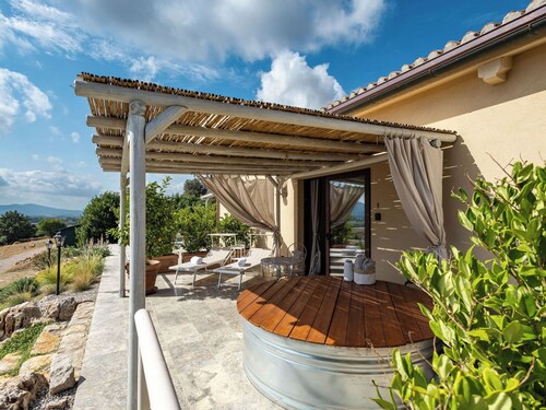 Lovely apartment in villa with A/C, WIFI, private pool, TV, terrace and panoramic view