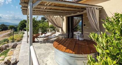 Wohnung in einem Ferienhaus mit Klimaanlage, W-LAN, privatem Pool, TV, Terrasse, Panoramablick