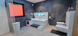 Haartrockner, Bidet, Handtücher, Seife